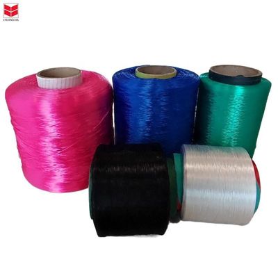 ความแข็งแรงสูง 100% FDY พอลิโปรไพเลนบริเวณเรียบ 900/1000/1250/2000/3000 Denier Twist Core สปูนยาง