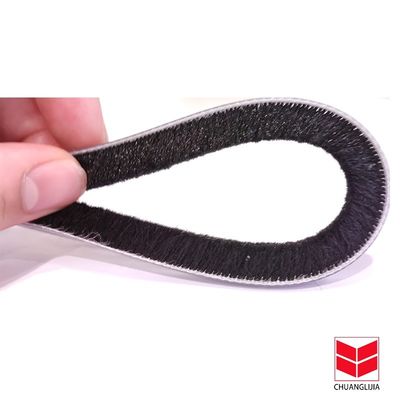 สายลมที่ติดตัวเองสําหรับประตูและหน้าต่างอลูมิเนียม Mohair Brush Wool Pile Groove Threshold Sealing Strip