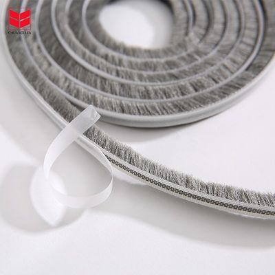 สายลมที่ติดตัวเองสําหรับประตูและหน้าต่างอลูมิเนียม Mohair Brush Wool Pile Groove Threshold Sealing Strip