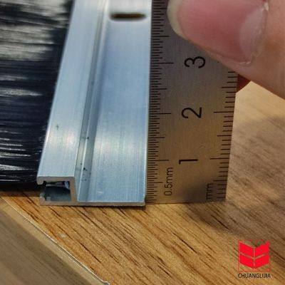 การออกแบบที่ทันสมัย Custom Wool Pile Door Seal Strip Brush Height 3-25mm สําหรับการปิดยาวนาน