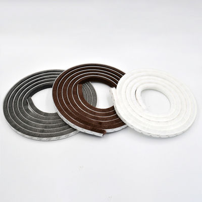 การออกแบบที่ทันสมัย ผ้าปูค้อน Self Adhesive Seal สําหรับประตูหน้าต่าง สภาพอากาศ ถอดออก Draft Excluder