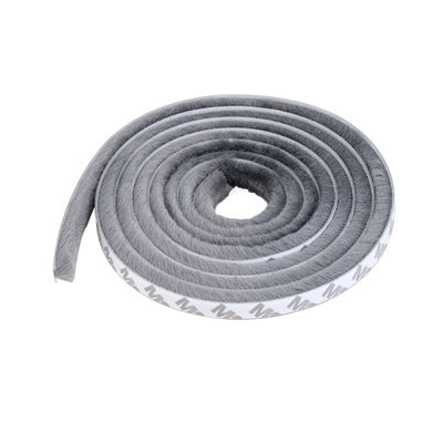การออกแบบที่ทันสมัย ผ้าปูค้อน Self Adhesive Seal สําหรับประตูหน้าต่าง สภาพอากาศ ถอดออก Draft Excluder